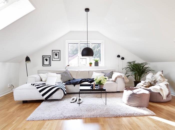 lacný škandinávsky dekor, svetlé drevené parkety, sivá škandinávska sedačka a koberec, biele a čierne vankúše, sivé pohovky, čiernobiely dekor
