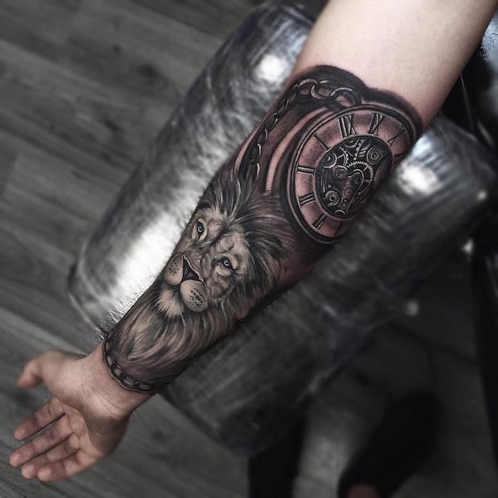Disegno molto grande per tatuaggio braccio uomo con un leone e orologio vintage