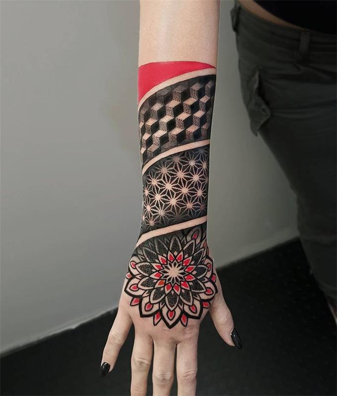 kvetinové tetovanie predlaktia v červenej a čiernej farbe