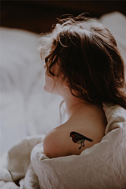 farebná šablóna tetovania samice vtáka na chrbte, farebné a realistické kreslenie tetovania speváka