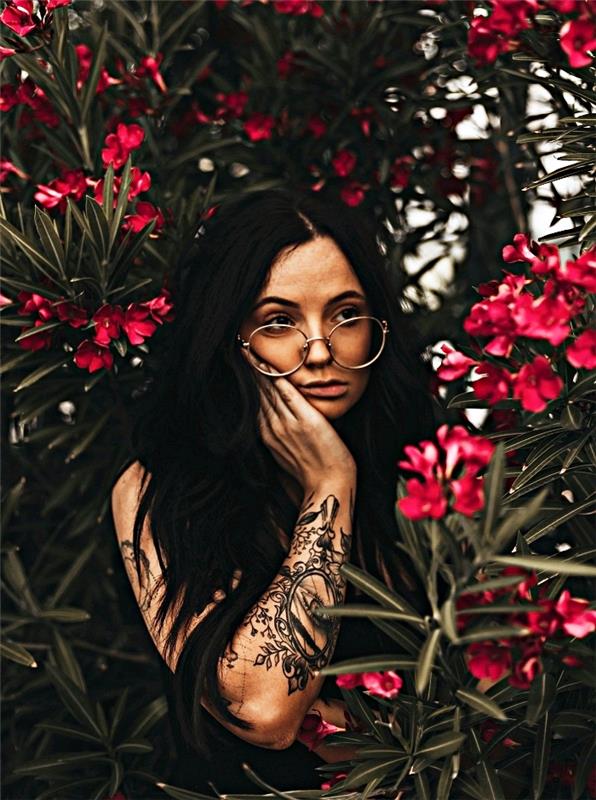 Ženské tetovanie na predlaktie predstavujúce oko v zrkadle obklopené rastlinnými vzormi, zložitý nápad na tetovanie ramena ženy