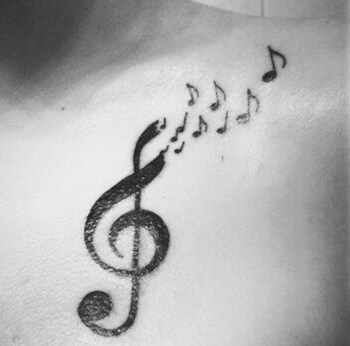 hudobný personál tetovanie rameno muž kľúč kľúče notový záznam milovník hudby tetovanie
