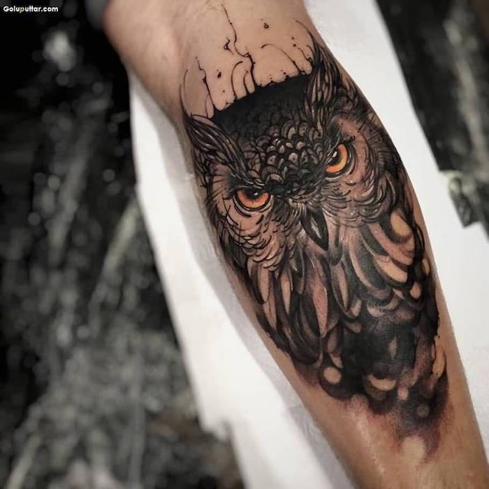 uggeltatuering på armen, djurfågel med bruna ögon tatuering på en mans underarm