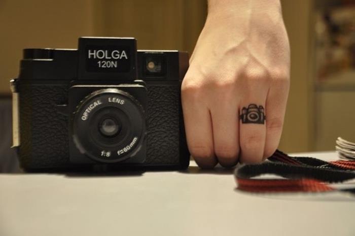 Katalóg tetovania, tetovanie sul dito, vinobranie macchina fotografica