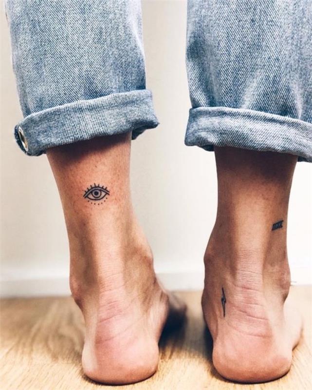 Tatuaggi piccoli particolari femminili, tattoo sulla gamba, donna con jeans