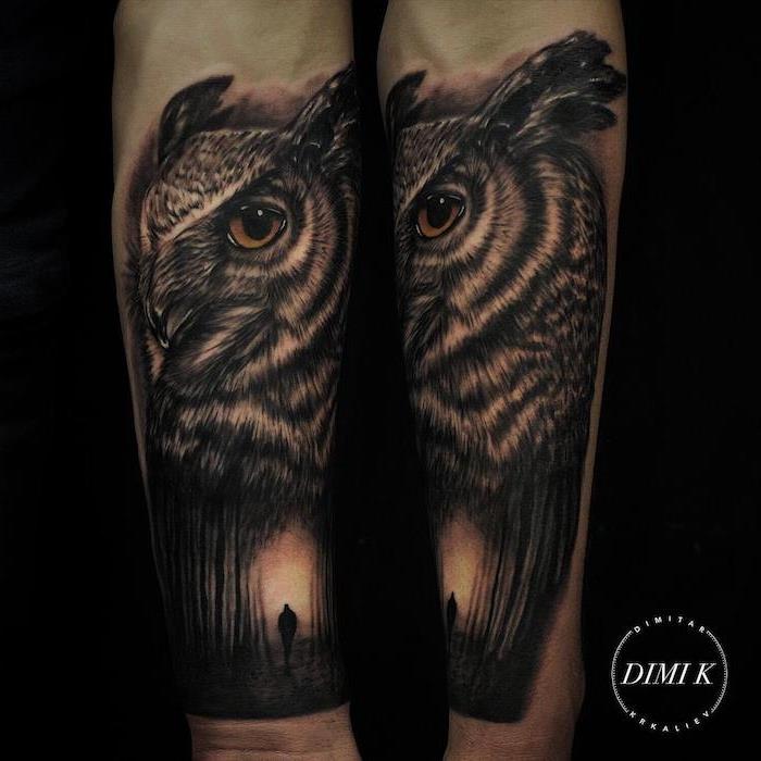 Tattoo uomo braccio con disegno realisto di un gufo e foresta