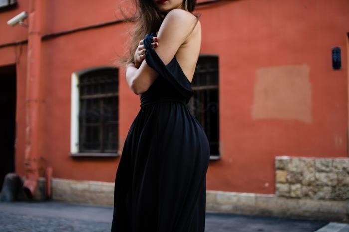 فكرة جميلة عن كيفية ارتداء فستان أنيق فستان نسائي أسود طويل من المخمل