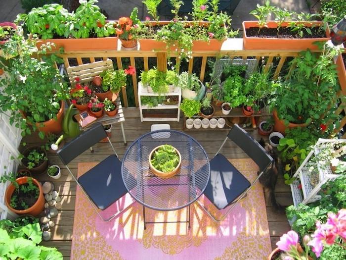 deco terrass, balkong, orange och rosa matta, svart bord och stolar, trägolv, småsten, flera blomkrukor