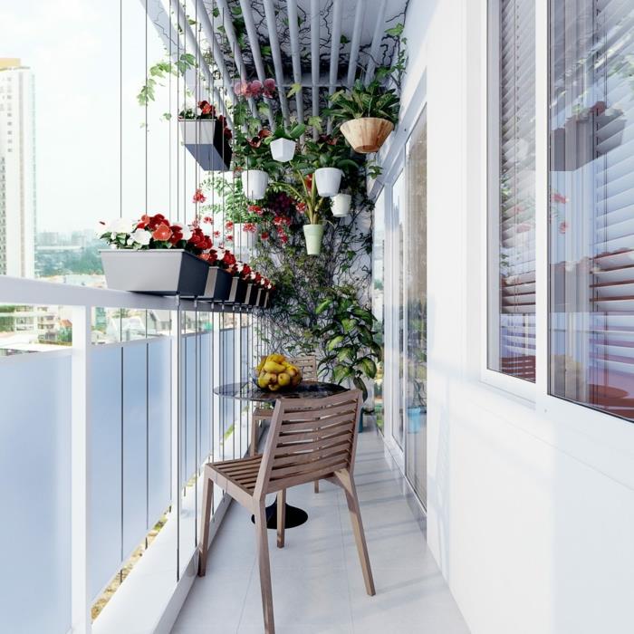 vit terrassidé med trästol, vita plattor, flera små hängande blomkrukor, blomlådor
