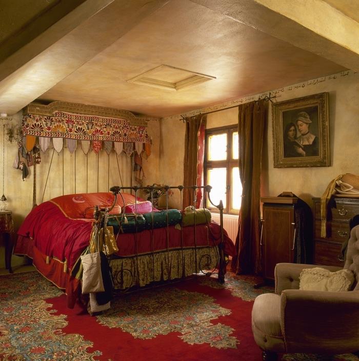 Rozloženie spální v orientálnom štýle s brúsenými stenami, domácou posteľou z viacfarebných tkanín s etnickými vzormi