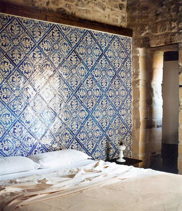 príklad obkladového čela v marockom štýle, ako zariadiť izbu v orientálnom štýle manželskou posteľou a dreveným nábytkom