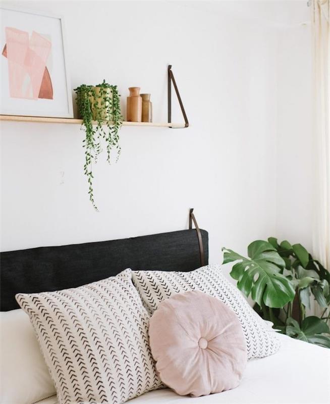 DIY sänggavel, trähylla med dekorativ ram, grön växt och vaser, vita sängkläder med ljusrosa kudde