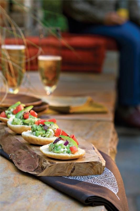 večera aperitív toast nápad, sústo z grilovaného toastu guacamole a krémového kozieho syra