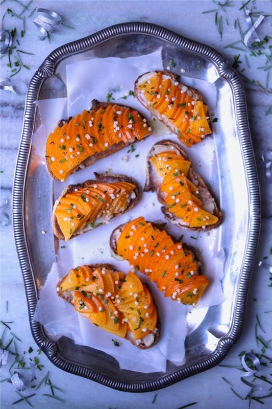 originálny recept na toast s tomelmi a vegánskym čerstvým syrom z kešu orieškov položený na striebornom podnose