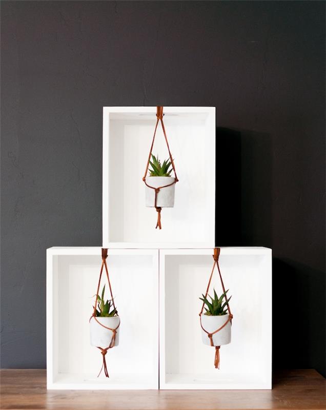 Myšlienka skladovania troch drevených škatúľ natretých na bielo, premeny nábytku, akou farbou premaľovať drevený nábytok
