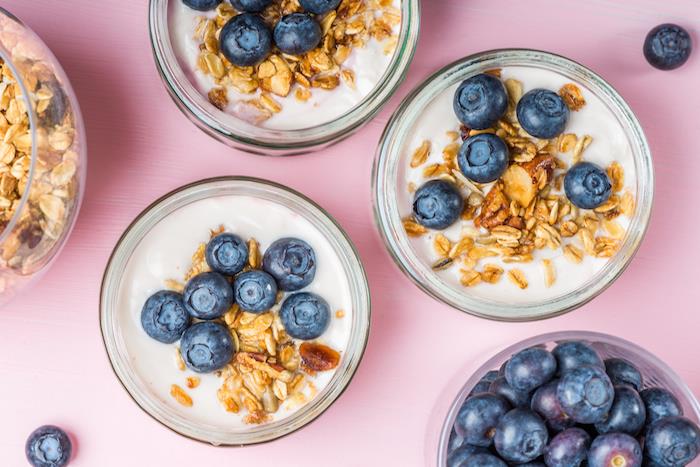 pripravte si zdravé domáce občerstvenie s gréckym jogurtom ozdobené müsli a čučoriedkovými čučoriedkami
