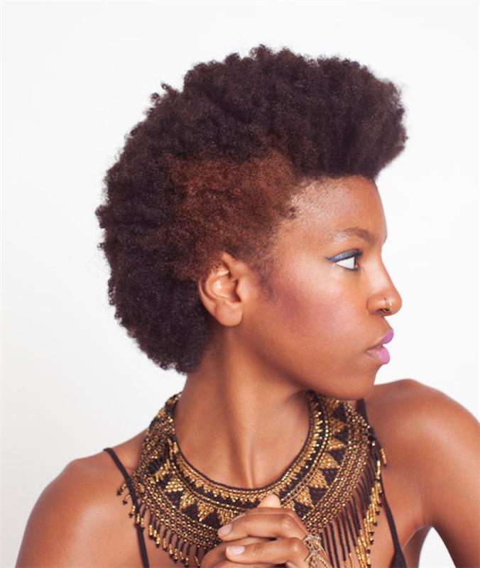 afro hår kort frisyr svart kvinna i penselfärgning