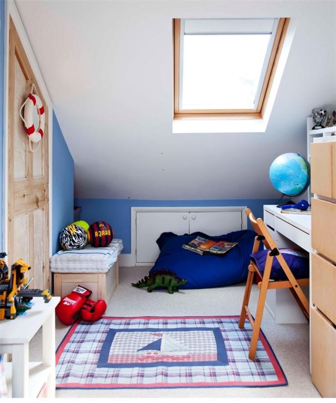 diskret sluttande skåp och en låg bänk i ett barns rum med snedtak i blått och vitt