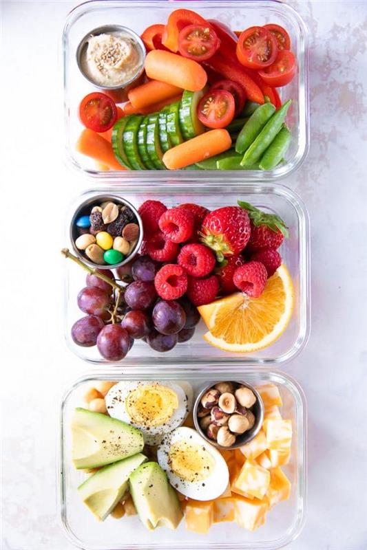 jednoduché a zdravé nápady na občerstvenie v krabici, ovocie a orechy, surová zelenina s hummusom a vajíčkami s avokádom a lieskovými orieškami