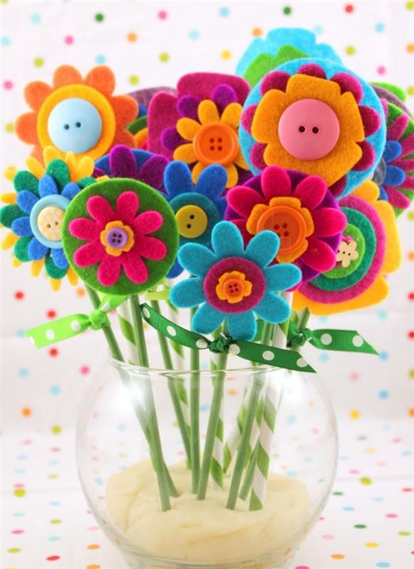 nápady na darček ku dňu matiek vlastnoručne vyrobené kvetinové kytice ako vyrobiť kvietok pomocou filcových gombíkov