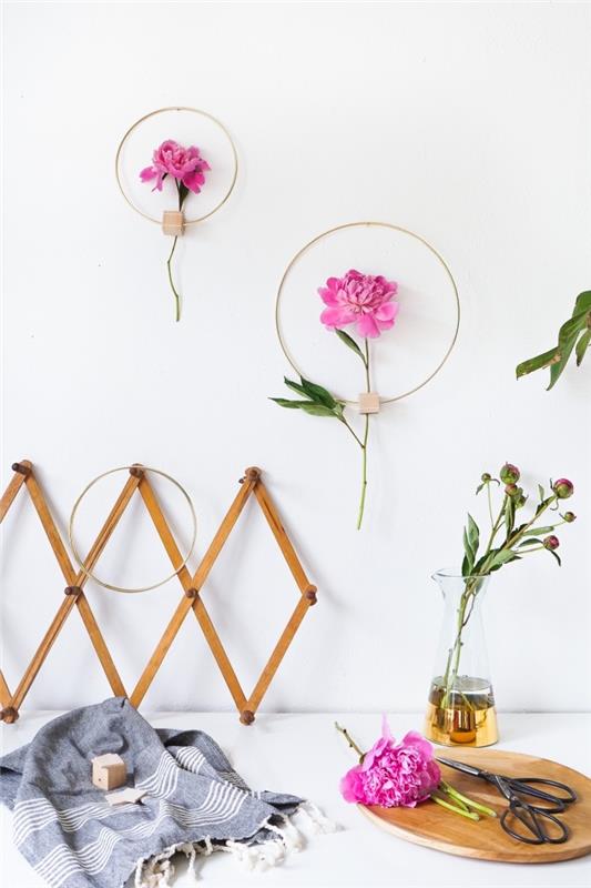 DIY -dekoration, miljövägg med dekorativa föremål, båge, blommor, gröna blad
