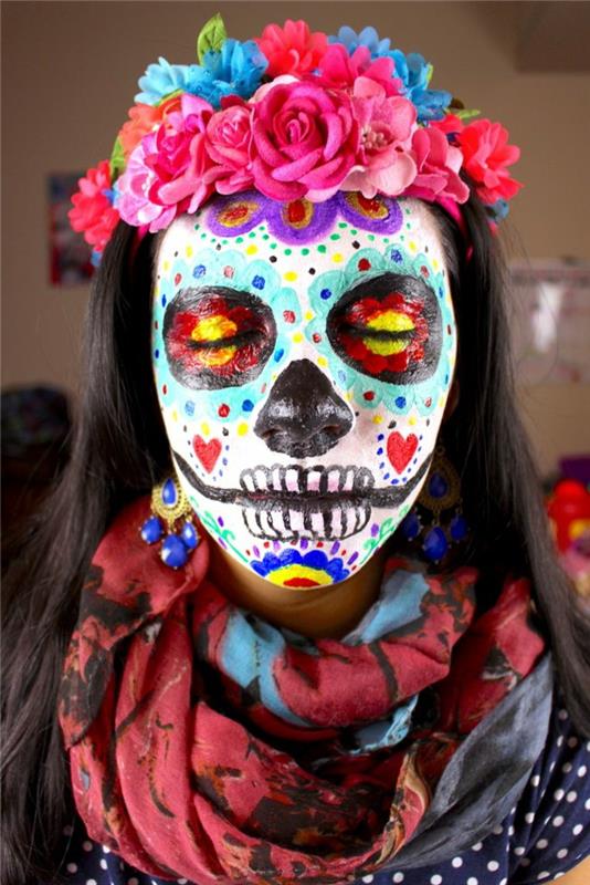tradičné líčenie na deň mŕtvych v Mexiku, kvetinová koruna, objemné náušnice