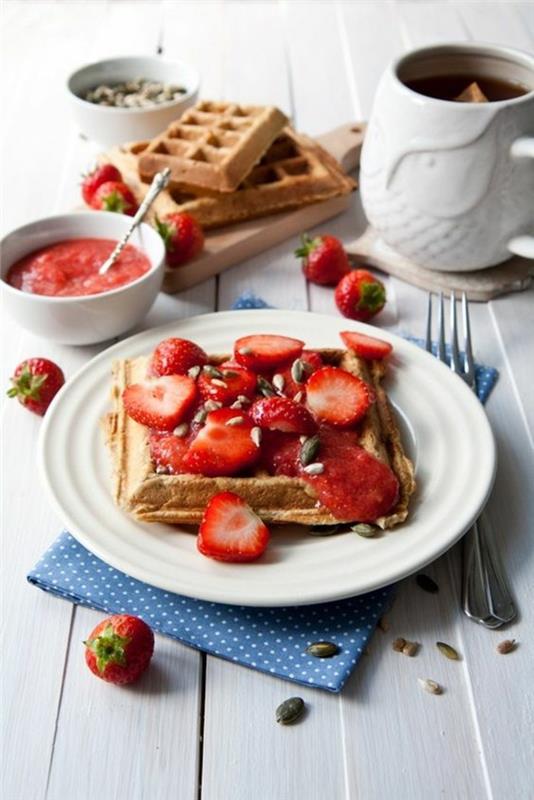 ľahký recept na vafle s jahodami a šľahačkou, oblátky s jahodovým džemom