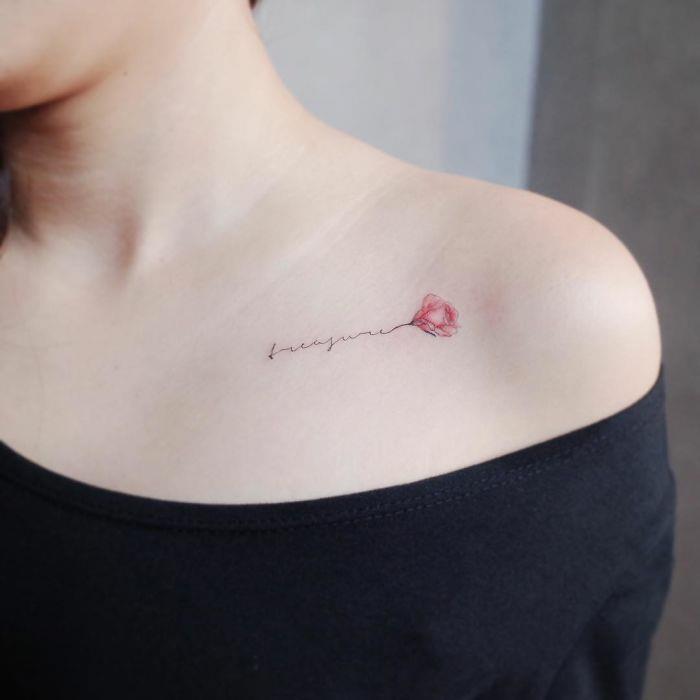 Tetovanie tetovania s perím vtáka, citát kvetu od začiatku