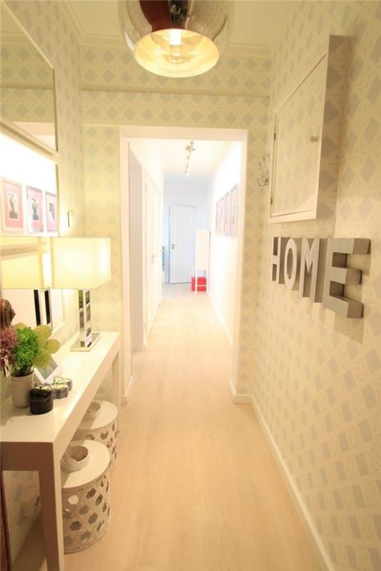 illuminazione-corridoio-pavimento-parkett-chiaro-decorazione-pareti-scritte-specchio-tavolo-stretto