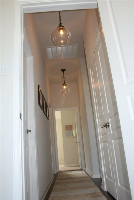 illuminazione-corridoio-stretto-lungo-pavimento-parkett-tappeto-lampade-soffitto-decorazione-pareti-quadri