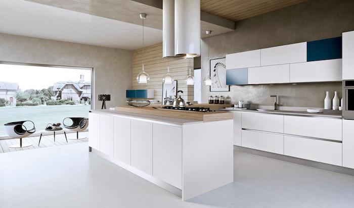 moderna köksmöbler, ljust trätak och vita golvplattor, moderna vita och mörkblå köksmöbler