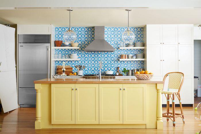 Modré dlaždice a žltý ostrovček farbia modernú kuchyňu, nápady na interiérové ​​kuchynské steny