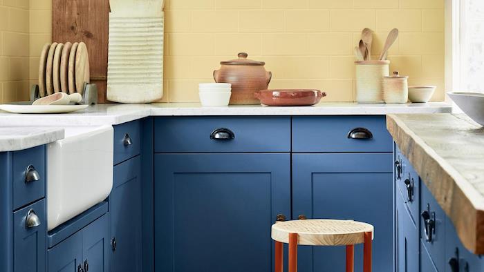 Modrá kuchyňa a žltá stena, oblečte kus nábytku, akou farbou premaľujete drevený kus nábytku