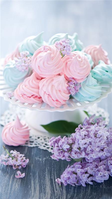 obrázok pastelových ružových a modrých pusiniek v tanieri originálna pastelová tapeta s malými fialovými kvetmi