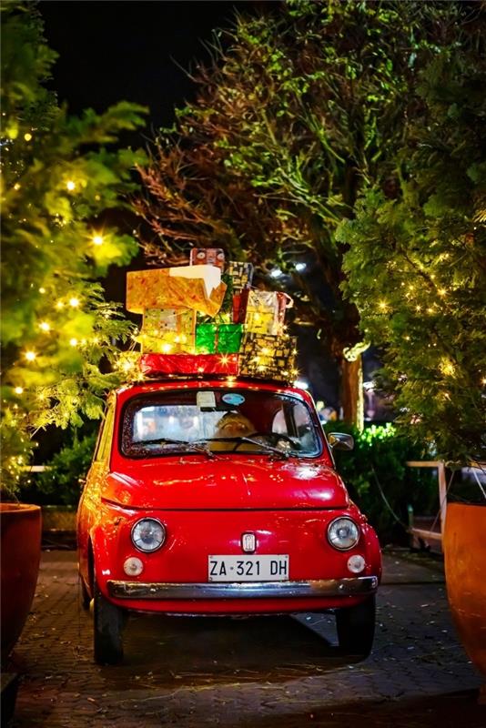 veselé vianočné foto na uzamknutú obrazovku, nápad na nočnú fotografiu so slávnostnými svetlami a mini auto s vianočnými darčekmi, obrázok Mikuláša