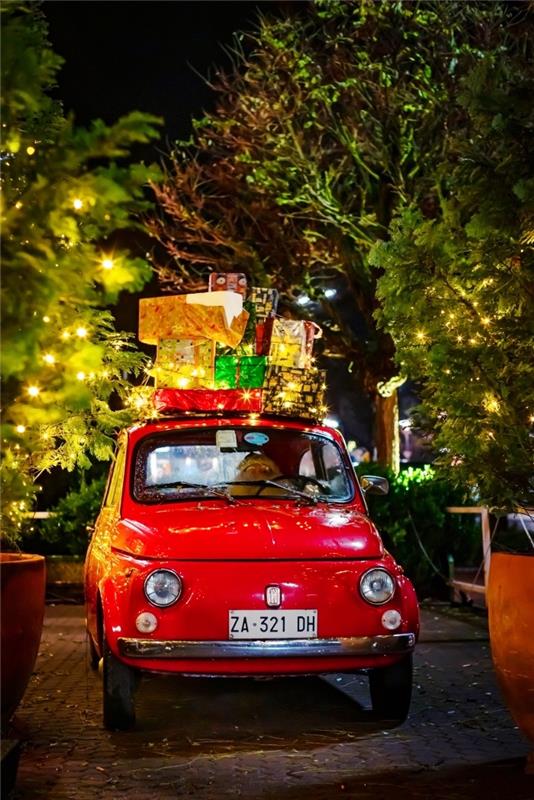 god julfoto för låsskärm, nattfotoidé med festljus och minibil med julklappar, jultomten bild