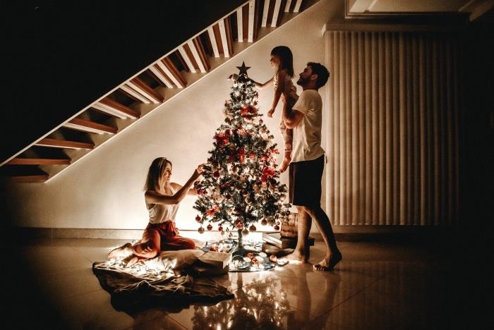 tip na rodinnú fotografiu na Vianoce, príklad tradičnej trendovej dekorácie vianočného stromčeka červenými a zlatými ozdobami
