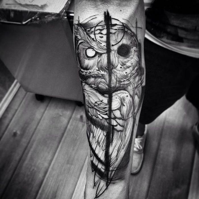 demonisk bild av uggla med svarta konturer tatuerade på en mans arm, hyperrealistisk grafisk design