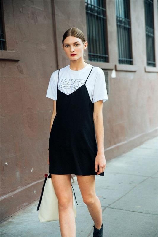 Teen flicka ser svart och vitt outfit trendig kvinna sport outfit klänning och swag t-shirt mall