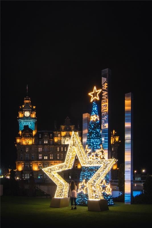 jultomten firande bild för mobil tapet, nattfoto med jätte gran och lysande stjärna