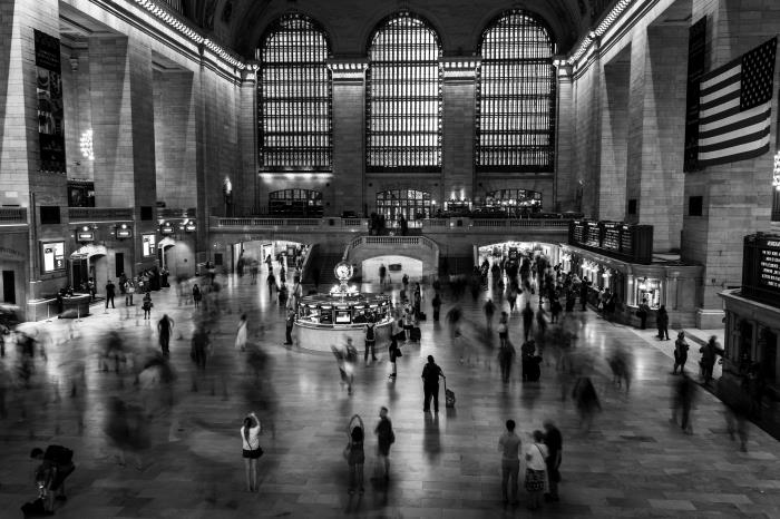 ett svartvitt fotografi av en dag som har bråttom på stationen, utsikt över foajén på Grand Central Station i New York