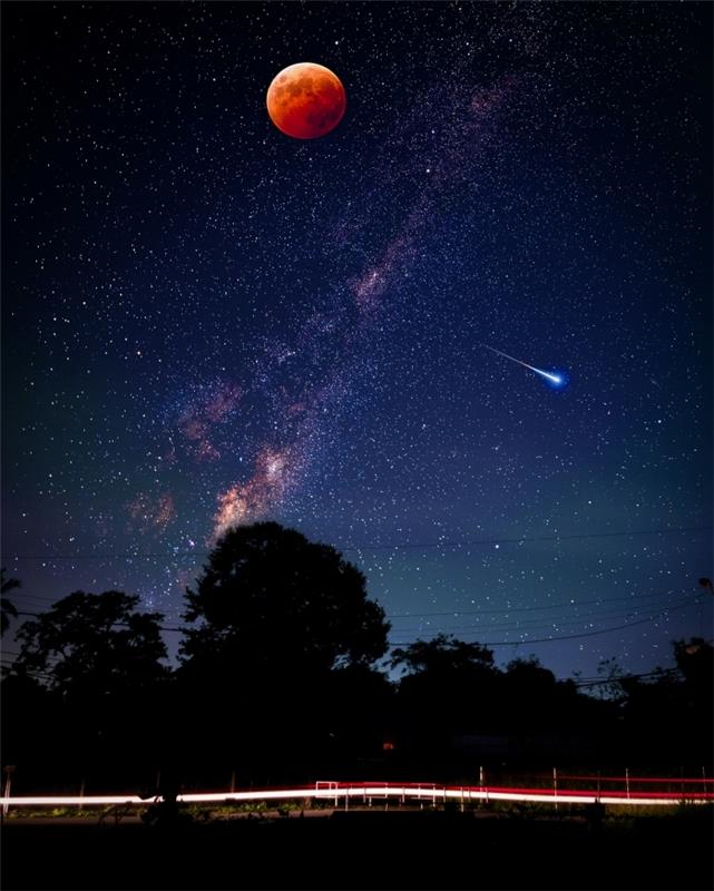 صورة خلفية تجعلك تحلم بهاتفك الذكي ، وصورة منظر ليلي مع صورة ظلية شجرة والقمر الأحمر الكامل