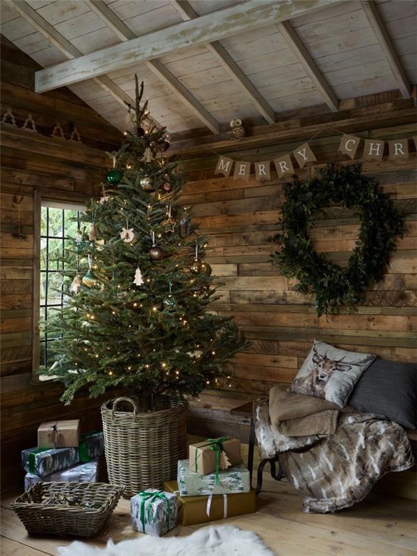 exempel på natur juldekoration med en julgran i naturen, kokande inredning i ett rustikt trärum