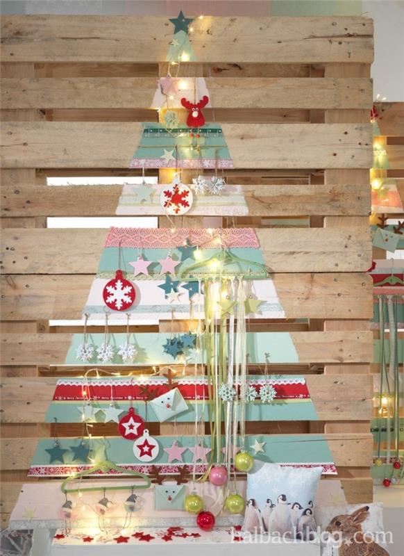 DIY drevený vianočný stromček, snehové vločky v červenej a bielej farbe, technické dosky na decoupage s ružovým a modrým papierom