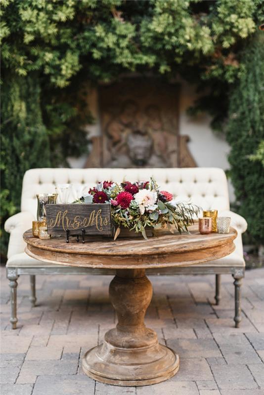 Vit soffa och runt bord natur bröllop dekor, candy bar land bröllop blommor