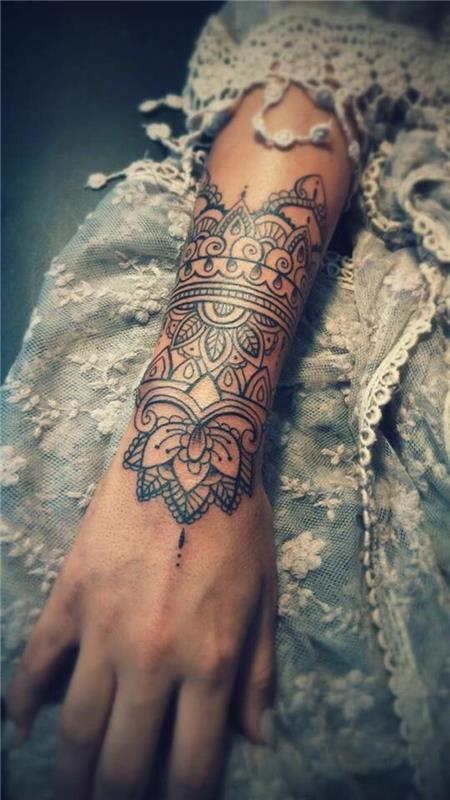 Nápad na tetovanie s nekonečným perím originálne tetovanie s krížovou zadnou tetovaním