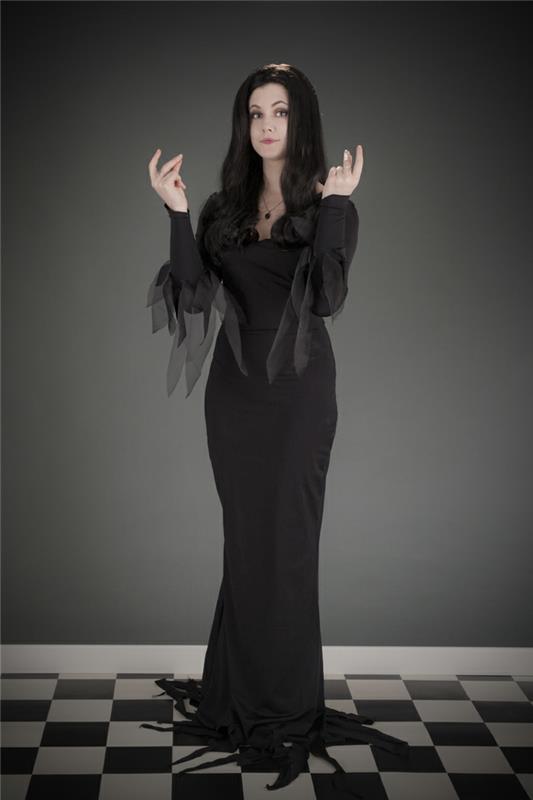 Lång svart klänning med ärmar för den perfekta idén imitation morticia outfit