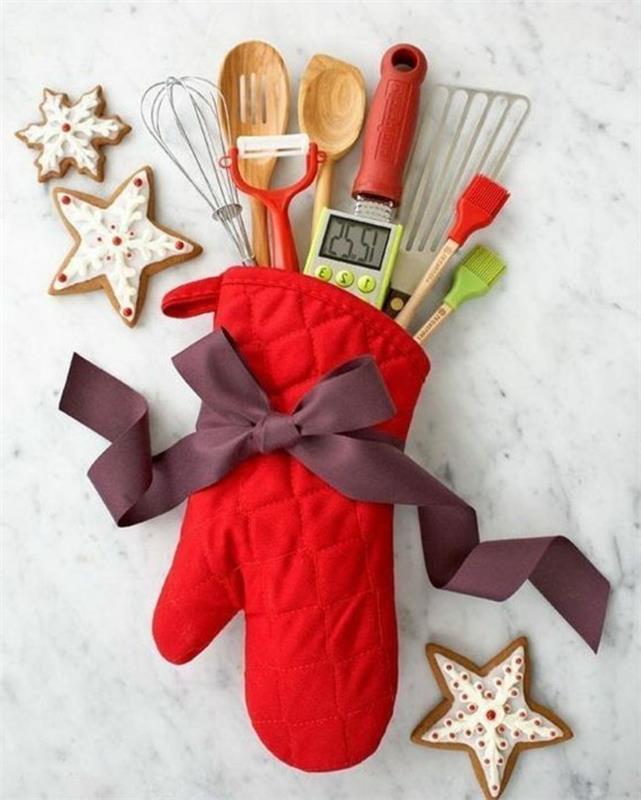 Oggetti fai da te semplici، idea regalo guanto da cucina rosso con utensili، biscotti di natale decorati