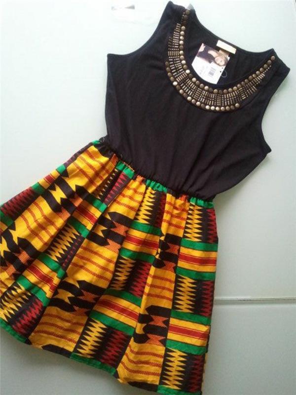 etniskt tryck, liten vaxklänning, afrikanska mönster, svart överdel, metalliska detaljer