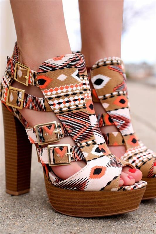 etniskt tryck, höga sandaler med geometriska mönster, höga klackar